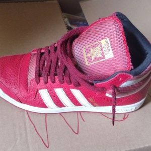 Sneakers red and white and red black strings